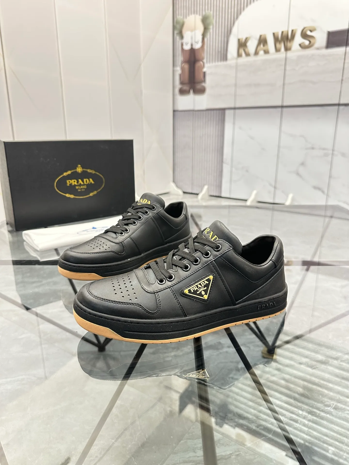 Men's shoes: 💰P400¥ Product trademark: Prada *"Prada*" low-top casual shoes Regular size: 38-44 (can be customized to 45) Product materials: imported cowhide upper, sheepskin lining, original outsole. Number: 020
